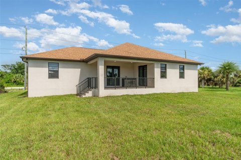 House in Port Charlotte, Florida 3 bedrooms, 166.85 sq.m. № 1881330 - photo 2