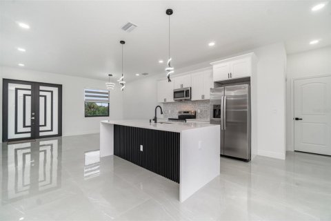 House in Port Charlotte, Florida 3 bedrooms, 166.85 sq.m. № 1881330 - photo 12