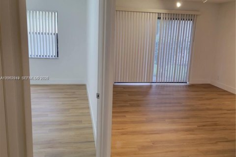 Condo in Doral, Florida, 2 bedrooms  № 2069409 - photo 11