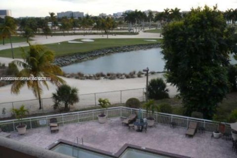 Condo in Doral, Florida, 2 bedrooms  № 2069409 - photo 2