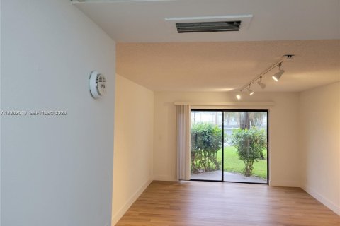 Condo in Doral, Florida, 2 bedrooms  № 2069409 - photo 3