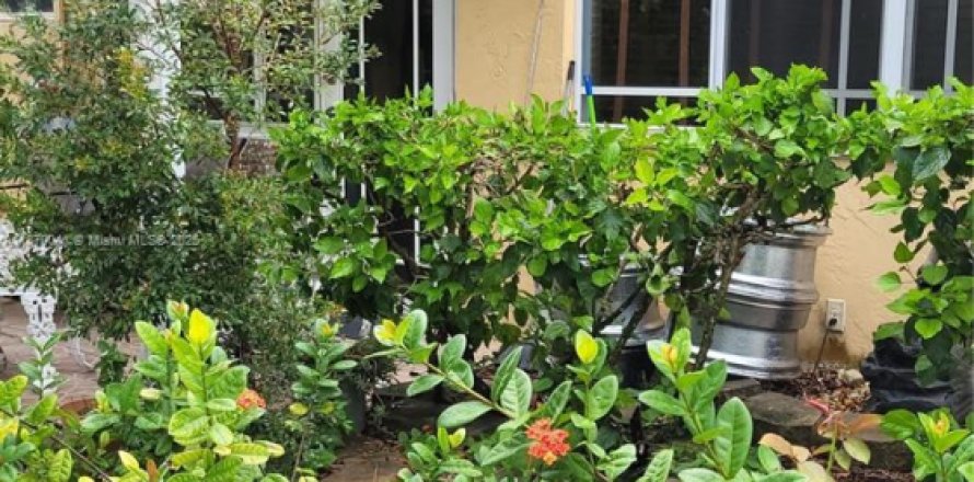 Condominio en Miami Gardens, Florida, 2 dormitorios № 1979450