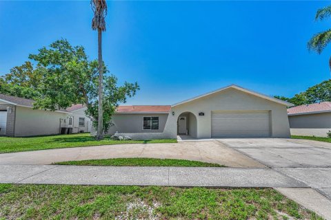 House in Port Richey, Florida 4 bedrooms, 151.8 sq.m. № 2319261