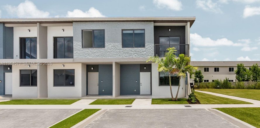 Townhouse in Florida City, Florida 4 bedrooms № 2027252