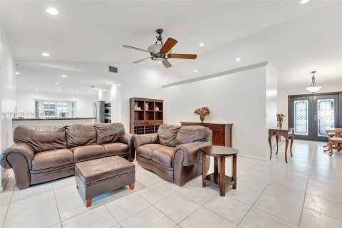 House in Coral Springs, Florida 4 bedrooms, 232.72 sq.m. № 1781796 - photo 16