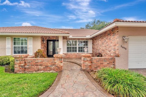 House in Coral Springs, Florida 4 bedrooms, 232.72 sq.m. № 1781796 - photo 8