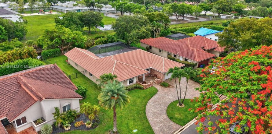 House in Coral Springs, Florida 4 bedrooms, 232.72 sq.m. № 1781796