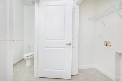 Touwnhouse à louer à Miami, Floride: 4 chambres, 169.83 m2 № 1929812 - photo 18