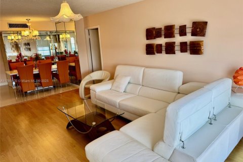 Condo in Sunny Isles Beach, Florida, 2 bedrooms  № 1790774 - photo 2