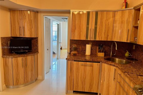 Condo in Sunny Isles Beach, Florida, 2 bedrooms  № 1790774 - photo 5