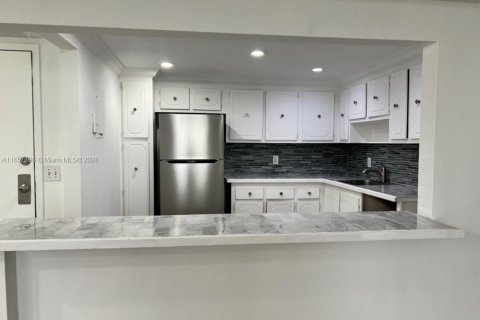 Condo in North Miami, Florida, 2 bedrooms  № 1861779 - photo 5