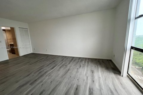 Condo in North Miami, Florida, 2 bedrooms  № 1861779 - photo 13