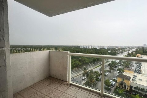 Condo in North Miami, Florida, 2 bedrooms  № 1861779 - photo 12