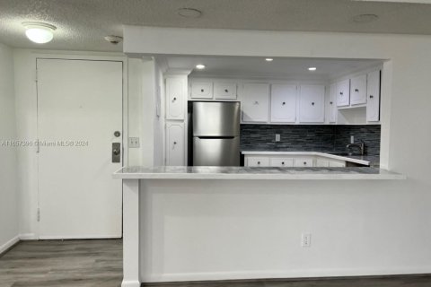 Condo in North Miami, Florida, 2 bedrooms  № 1861779 - photo 8