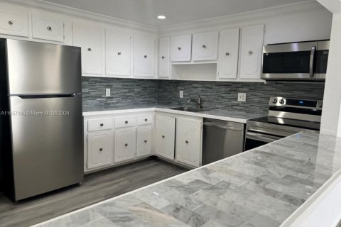 Condo in North Miami, Florida, 2 bedrooms  № 1861779 - photo 1