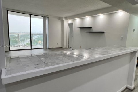 Condo in North Miami, Florida, 2 bedrooms  № 1861779 - photo 6