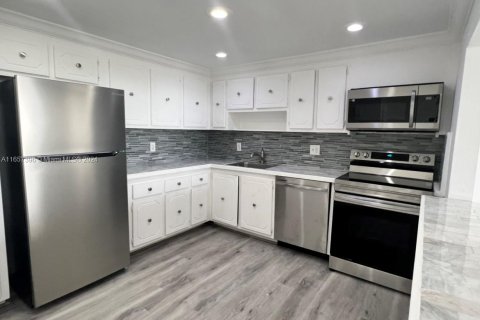 Condo in North Miami, Florida, 2 bedrooms  № 1861779 - photo 2