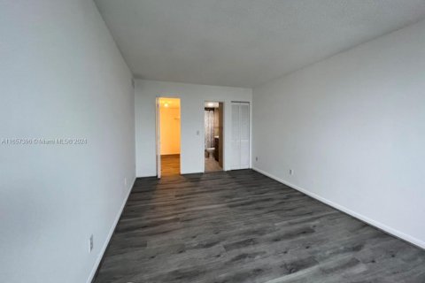 Condo in North Miami, Florida, 2 bedrooms  № 1861779 - photo 15