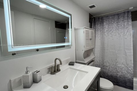 Condo in North Miami, Florida, 2 bedrooms  № 1861779 - photo 28
