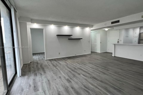 Condo in North Miami, Florida, 2 bedrooms  № 1861779 - photo 21