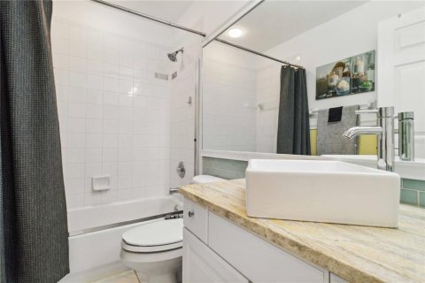 Condo in Bradenton, Florida, 2 bedrooms  № 1831265 - photo 13