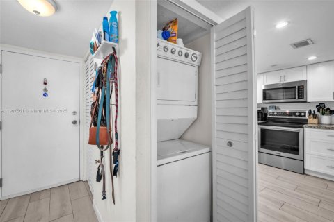 Condo in Miami Beach, Florida, 2 bedrooms  № 1965690 - photo 14