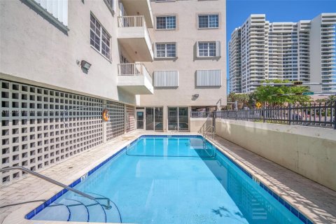 Condo in Miami Beach, Florida, 2 bedrooms  № 1965690 - photo 21