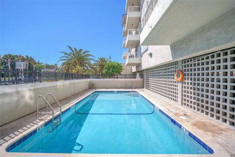 Condo in Miami Beach, Florida, 2 bedrooms  № 1965690 - photo 19