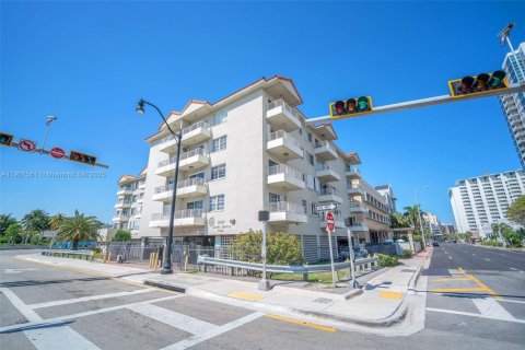 Condo in Miami Beach, Florida, 2 bedrooms  № 1965690 - photo 23
