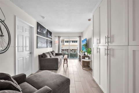 Condo in Miami Beach, Florida, 2 bedrooms  № 1965690 - photo 13