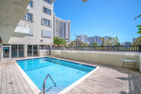 Condo in Miami Beach, Florida, 2 bedrooms  № 1965690 - photo 20