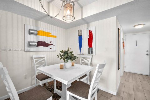 Condo in Miami Beach, Florida, 2 bedrooms  № 1965690 - photo 9