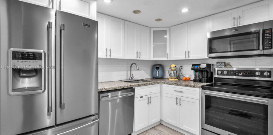 Condo in Miami Beach, Florida, 2 bedrooms  № 1965690