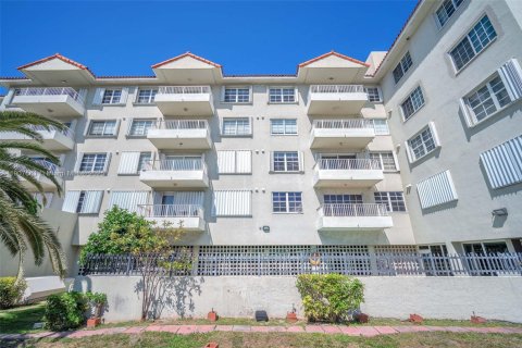 Condo in Miami Beach, Florida, 2 bedrooms  № 1965690 - photo 25