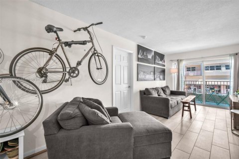 Condo in Miami Beach, Florida, 2 bedrooms  № 1965690 - photo 8