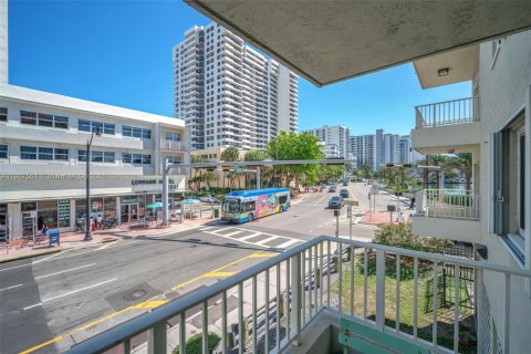 Condo in Miami Beach, Florida, 2 bedrooms  № 1965690 - photo 12