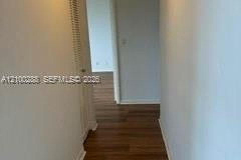 Appartement à louer à Hollywood, Floride: 2 chambres, 106.84 m2 № 2400819 - photo 13