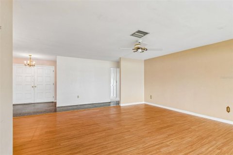 House in Seminole, Florida 3 bedrooms, 201.69 sq.m. № 2221569 - photo 13