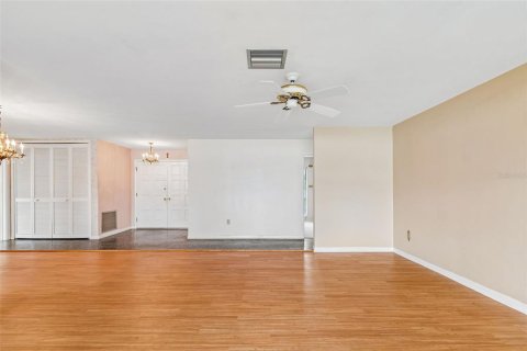 House in Seminole, Florida 3 bedrooms, 201.69 sq.m. № 2221569 - photo 14
