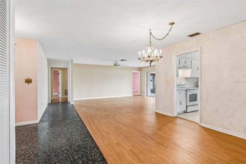 House in Seminole, Florida 3 bedrooms, 201.69 sq.m. № 2221569 - photo 5