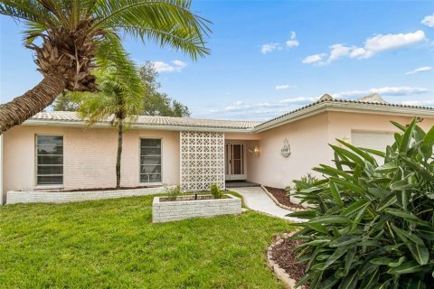House in Seminole, Florida 3 bedrooms, 201.69 sq.m. № 2221569 - photo 2