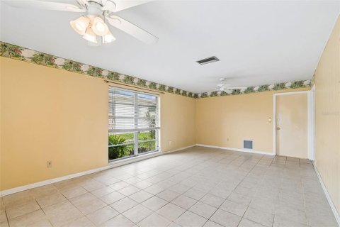House in Seminole, Florida 3 bedrooms, 201.69 sq.m. № 2221569 - photo 18