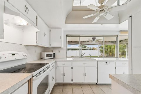 House in Seminole, Florida 3 bedrooms, 201.69 sq.m. № 2221569 - photo 21