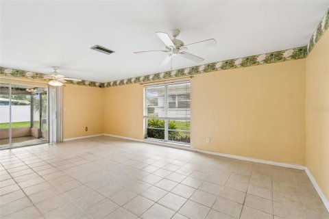 House in Seminole, Florida 3 bedrooms, 201.69 sq.m. № 2221569 - photo 17