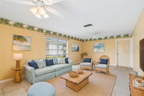 House in Seminole, Florida 3 bedrooms, 201.69 sq.m. № 2221569 - photo 16