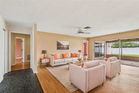 House in Seminole, Florida 3 bedrooms, 201.69 sq.m. № 2221569 - photo 10