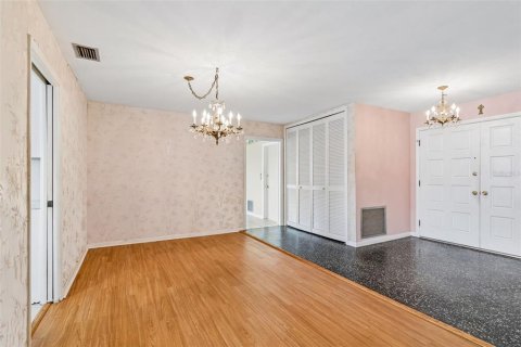 House in Seminole, Florida 3 bedrooms, 201.69 sq.m. № 2221569 - photo 8