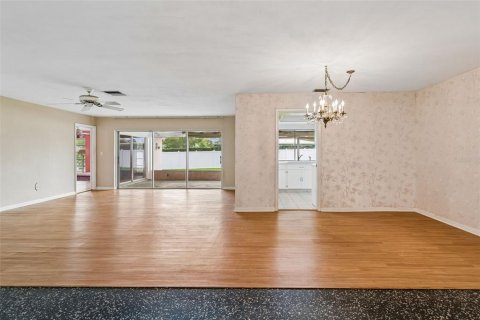 House in Seminole, Florida 3 bedrooms, 201.69 sq.m. № 2221569 - photo 4