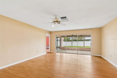 House in Seminole, Florida 3 bedrooms, 201.69 sq.m. № 2221569 - photo 12