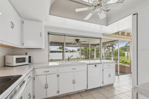 House in Seminole, Florida 3 bedrooms, 201.69 sq.m. № 2221569 - photo 22